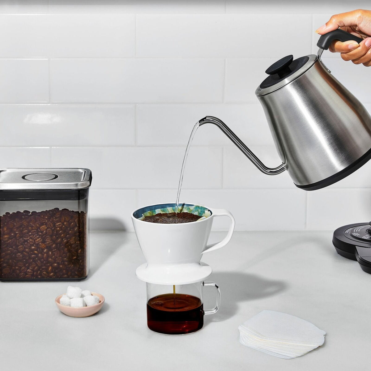 adjustable-temperature-pour-over-kettle-p3 brew_adjustabletemperaturekettle_8717100v2_06.jpg
